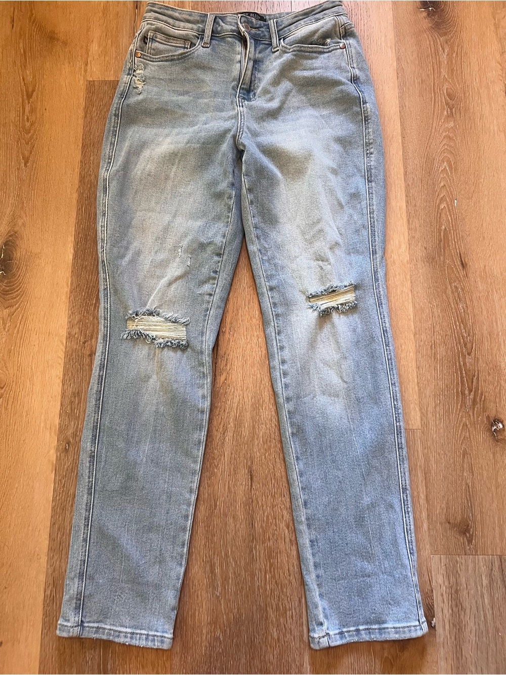 Judy Blue Light Wash Distressed Women’s Jeans Stars Pocket 7/28 boyfriend fit